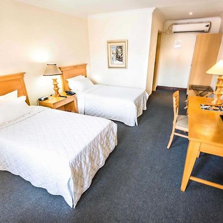 מאנזיני The George Hotel מראה חיצוני תמונה
