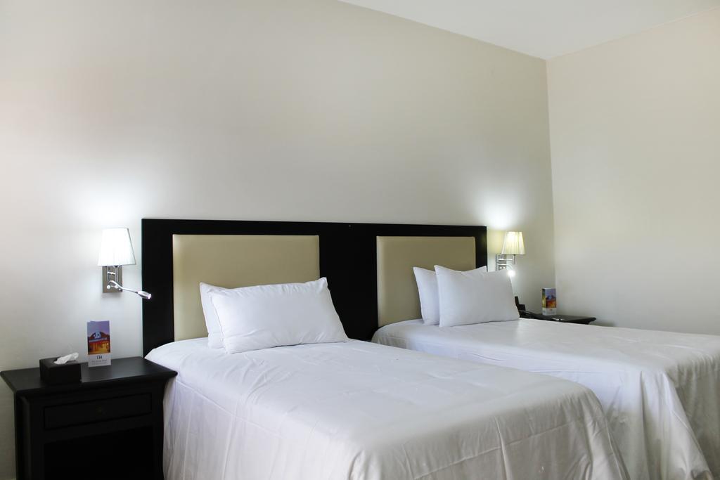 מאנזיני The George Hotel מראה חיצוני תמונה