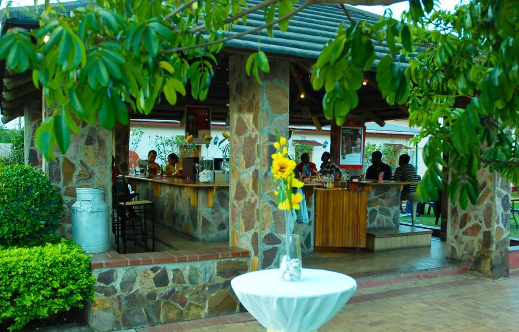 מאנזיני The George Hotel מראה חיצוני תמונה