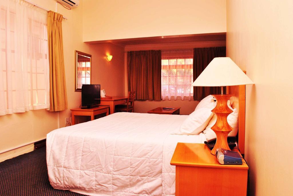 מאנזיני The George Hotel מראה חיצוני תמונה