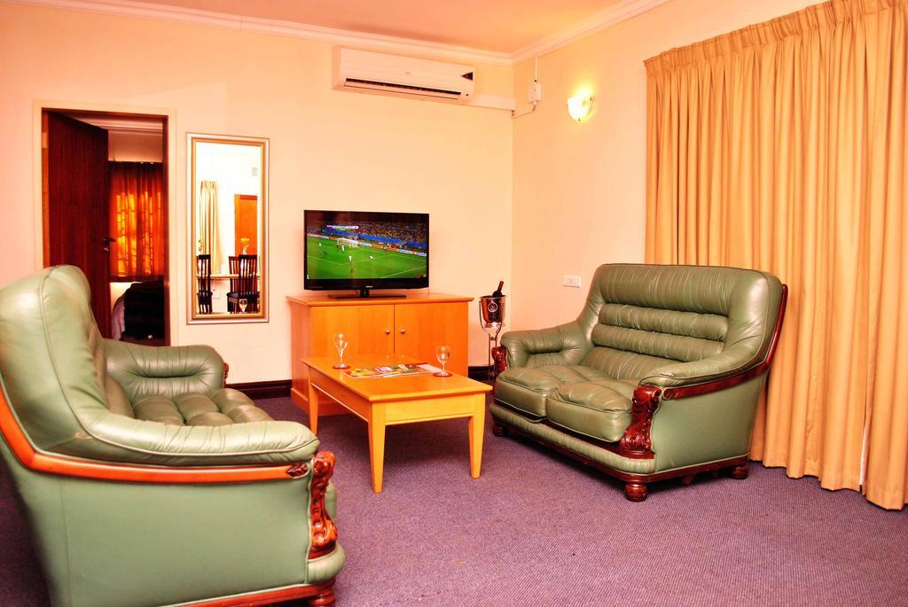 מאנזיני The George Hotel מראה חיצוני תמונה